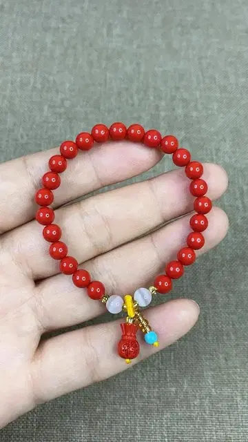 빨간색 비즈 참 포함 팔찌