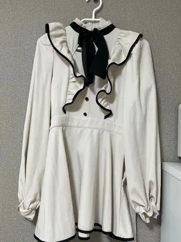 버블스 화이트 프릴 리본 셋업