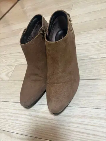 23구 브라운 스웨이드 부티 23.5cm