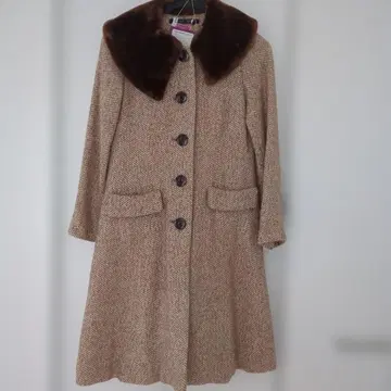 퍼 달린 베이지 트위드 롱 코트