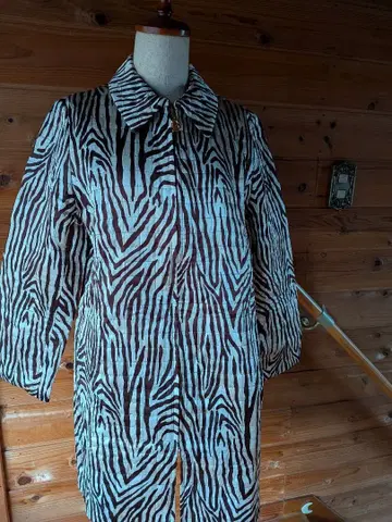 BIKI의 제브라 패턴 집업 코트