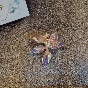 꽃 모양 브로치 보라색과 핑크