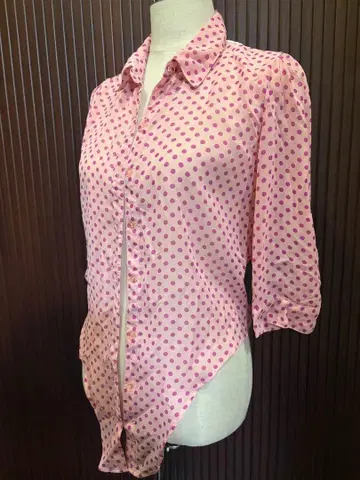 핑크 도트 무늬 레이스 백 블라우스