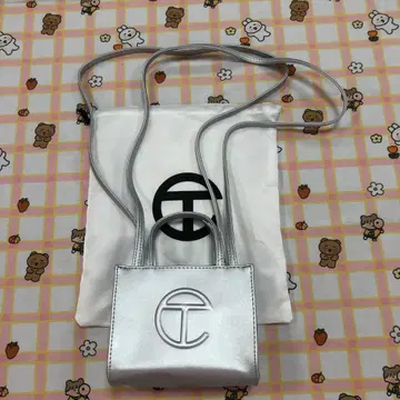 컨디션 최상 TELFAR 실버 로고 숄더백 수납 봉투 포함
