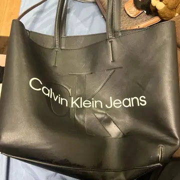 Calvin Klein Jeans 블랙 숄더백