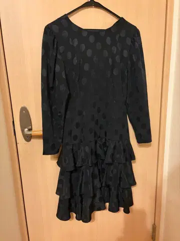 도트 무늬 프릴 블랙 긴팔 원피스