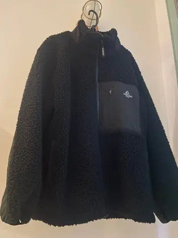 블랙 플리스 자켓 가슴 포켓 부착