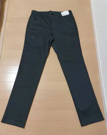 유니클로 슬림핏 치노 다크 그레이