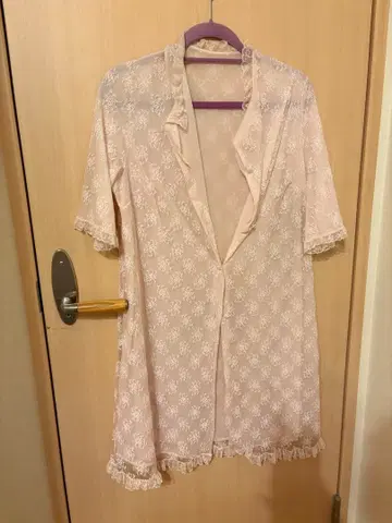 라이트 핑크 레이스 반팔 셔츠 가운