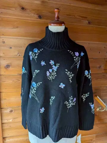 꽃무늬 자수 터틀넥 니트 스웨터