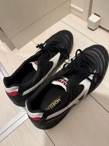 미즈노 모렐리아 풋살화 블랙/화이트/레드