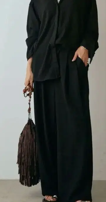 기모 디자인 턱 와이드 팬츠 블랙 블랙 컬러/esica 같은 형태