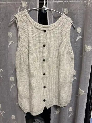 베이지 슬리브리스 니트 버튼 포함