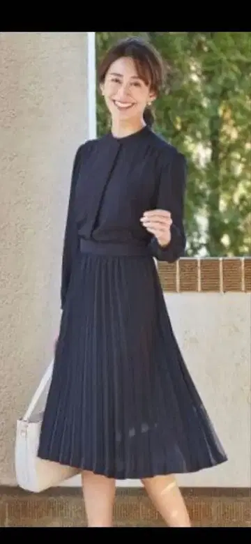 [ 새상품급 ] 23구 크리스탈 암젠 절개 원피스 플리츠 원피스