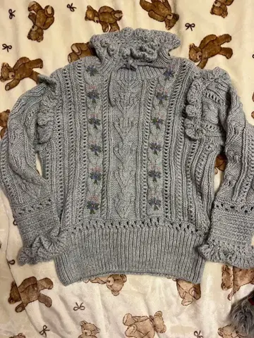 ZARA 그레이 프릴 자수 패턴 케이블 짜임 스웨터 하이넥