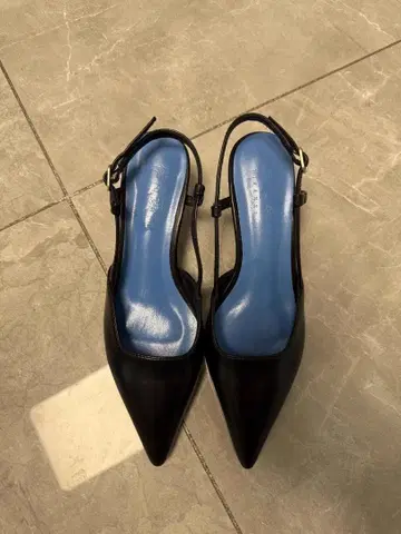 블랙 스틸레토 슬링백