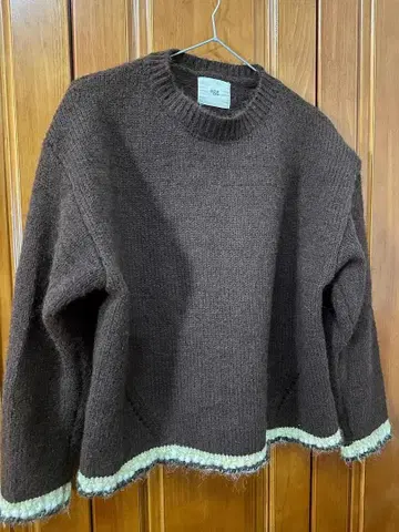 브라운 니트 스웨터 긴팔 크루넥