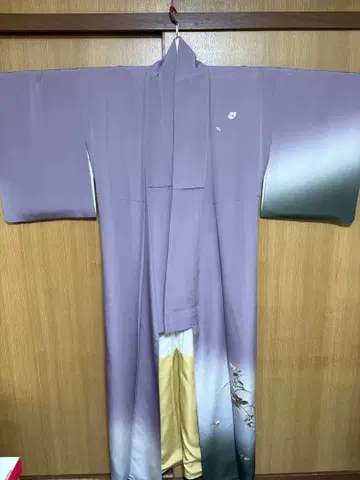 보라색 그라데이션 부착형 꽃무늬 자수 포함