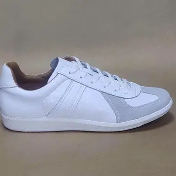 화이트/그레이 스트라이프 스니커즈