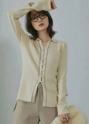 리브 배색 라인 폴로 니트 가디건 아이보리/lumier 같은 형태