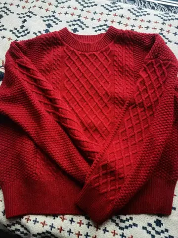 빨간색 케이블 니트 긴팔 스웨터