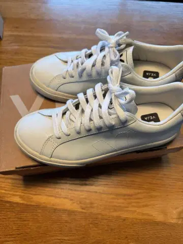 VEJA 화이트 스니커즈