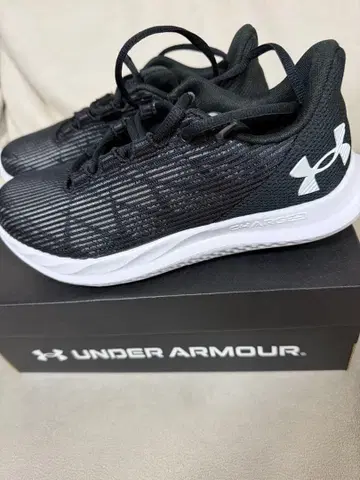 Under Armour 블랙 스니커즈