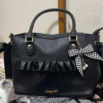 프릴이 달린 블랙 숄더백