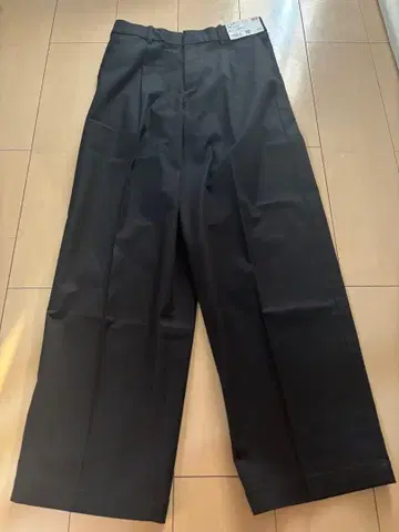 택 포함 새상품 UNIQLO 턱 와이드 팬츠 M