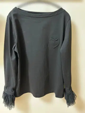 뮤베르 하트 패치 소매 레이스 티셔츠