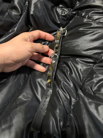 스파이크가 달린 가죽 팔찌