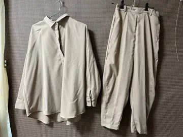 베이지 셋업 셔츠와 팬츠 안티카