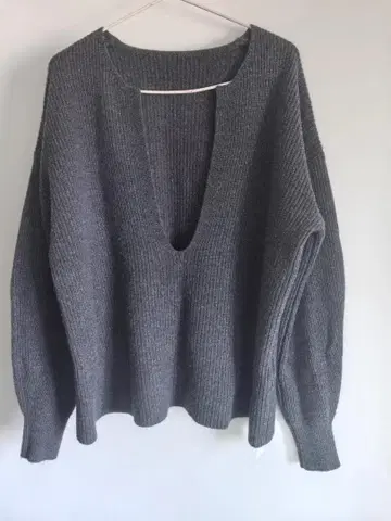 리브 그레이 V넥 스웨터