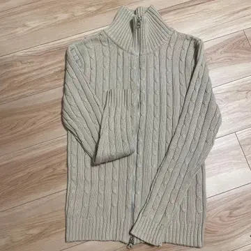 베이지 케이블 짜임 니트 스웨터