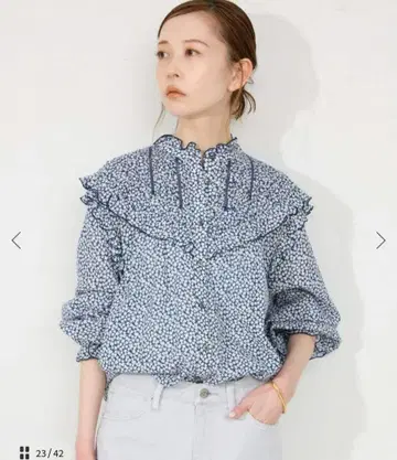 블루 계열 꽃무늬 프릴 블라우스