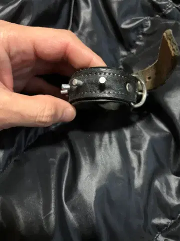 스터드 장식 블랙 가죽 뱅글