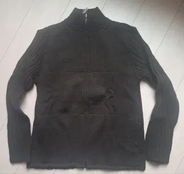 BOYCOTT 다크 그린 지퍼 여밈 하이넥 니트