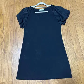 모토마치 Zelal 블랙 무릎 기장 원피스 반팔