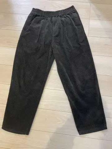 유니클로 다크 그레이 코듀로이 와이드 팬츠