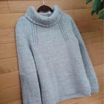 휴먼 우먼 라이트 블루 터틀넥 니트