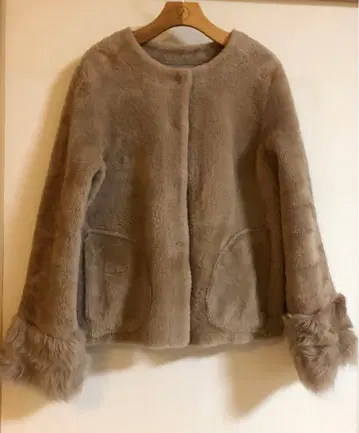 시빌라 양가죽 리얼 무스탕 리버서블 노카라 코트 새상품급