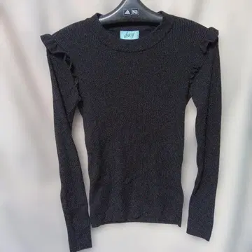 daicy 블랙 프릴 긴팔 니트