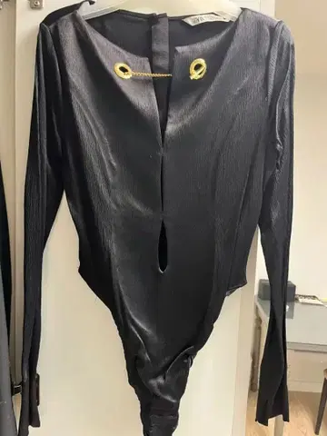 블랙 긴팔 바디수트 V넥