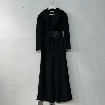 허리 벨트 포함 블랙 롱 코트