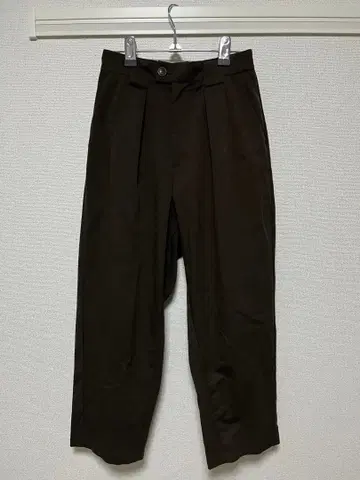 remer 다크 브라운 플리츠 슬랙스