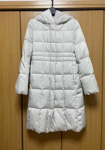 a.v.v 후드 부착 화이트 다운 코트