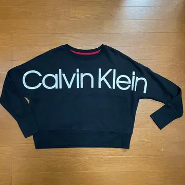 Calvin Klein 블랙 로고 맨투맨 속기모