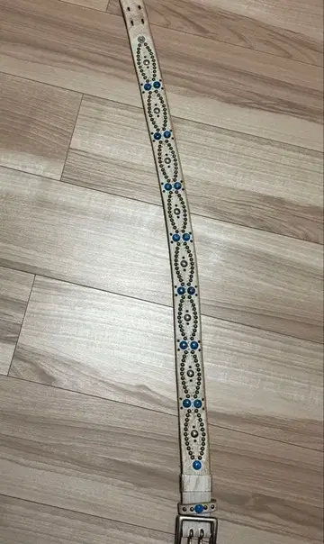 장식 포함 화이트 벨트