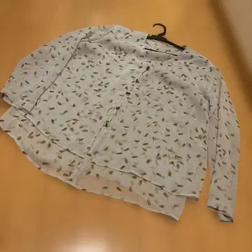 [ 새상품급 ] 해바라기 씨앗 무늬의 긴팔 셔츠 옅은 파란색