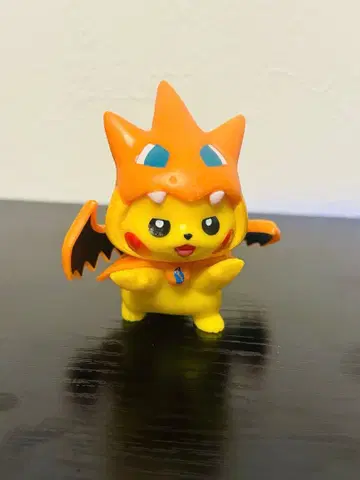 리자몽을 입은 피카츄 피규어.